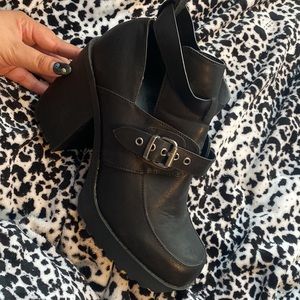Cute Torrid chunky heel booties 🖤✨. Boot heel is 4 inches. Worn twice